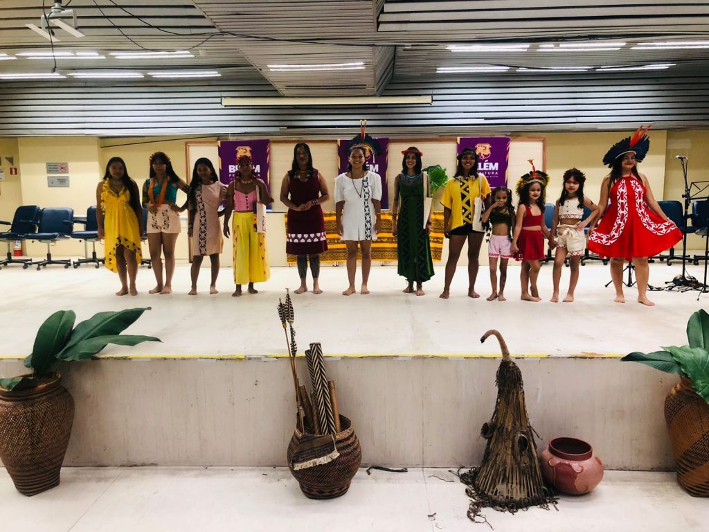 O desfile contou com uma com uma variedade artística da moda indígena