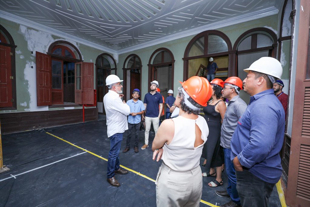 Prefeito Edmilson Rodrigues acompanha o andamento das obras de restauração do Palacete Pinho nesta terça-feira, 18: um palácio para ensino de todas as linguagens artísticas