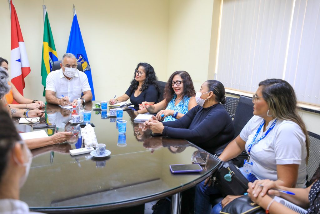 Prefeito recebeu as representantes do futebol feminino do Paysandu e Remo para debater o fomento à modalidade, visando a Belém sediar a Copa do Mundo de 2027
