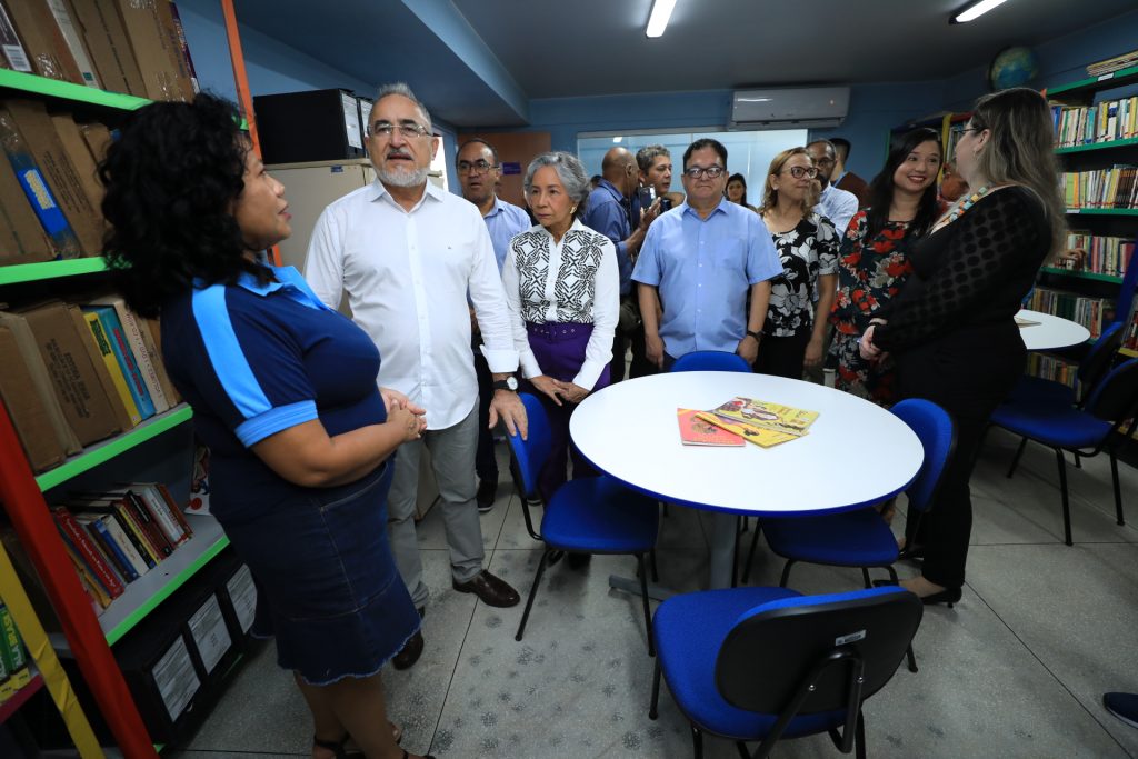 Com a reforma da escola, as crianças da instituição de ensino passam a dispor de uma biblioteca totalmente estruturada