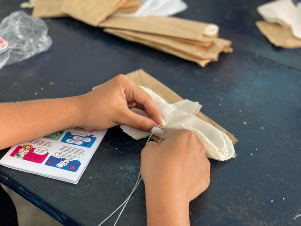 Adolescentes costuram e confeccionam o próprio absorvente
