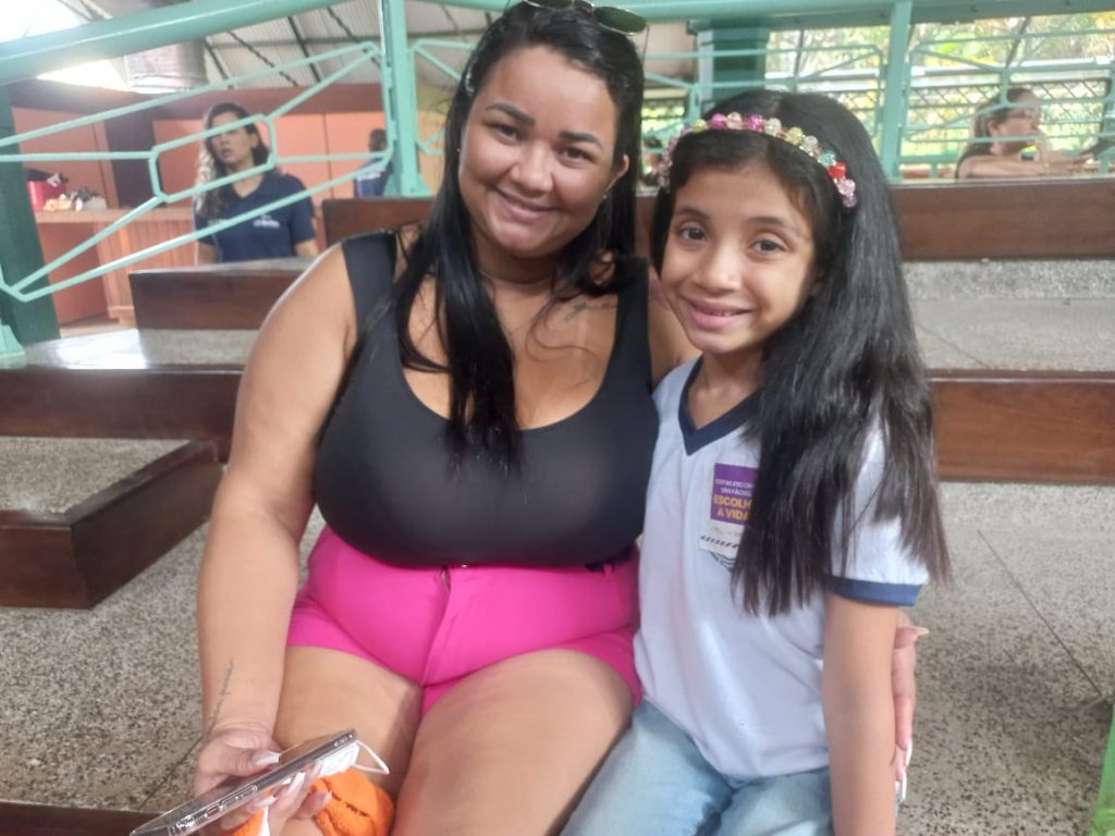 Blenda de Jesus e a filha Emmelly Mariah participaram da dinâmica no teatro