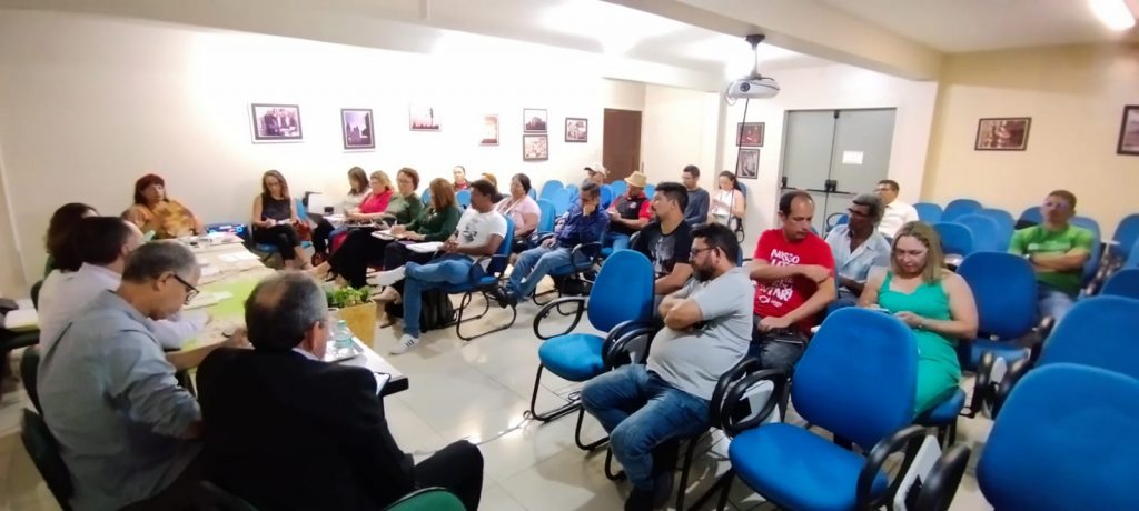 Os representantes do governo municipal e os representantes sindicais: garantias reais aos servidores mesmo com dificuldades demonstradas com transparência