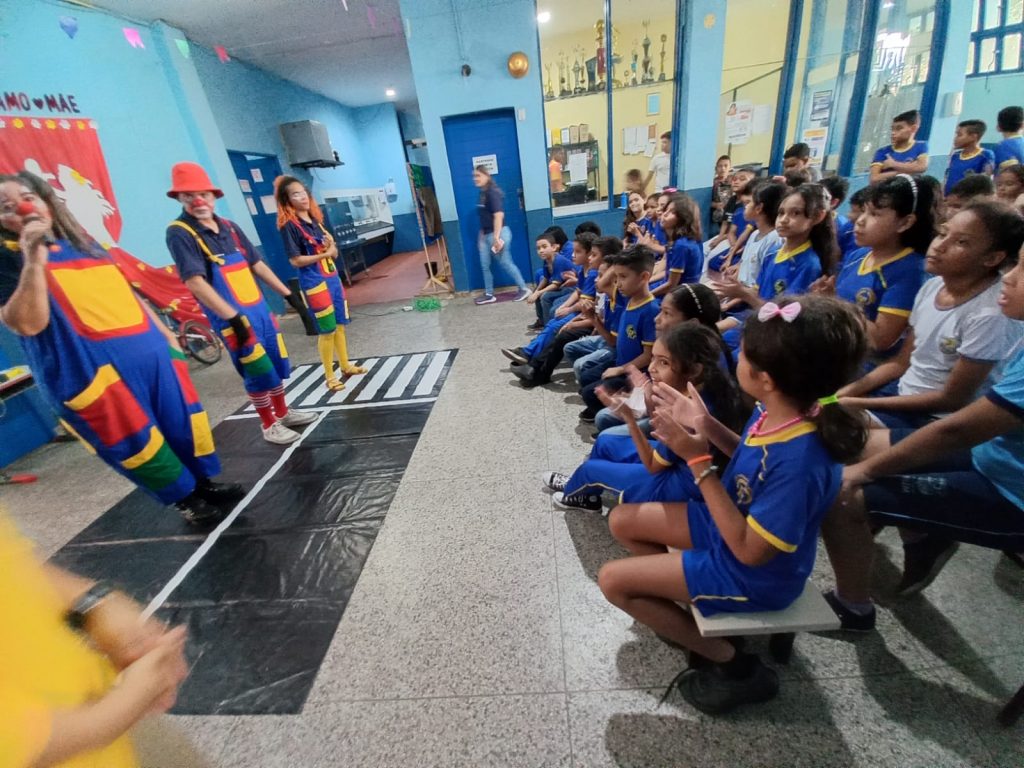 Para reforçar o aprendizado dos alunos sobre segurança no trânsito, arte-educadores da Semob fizeram uma apresentação teatral