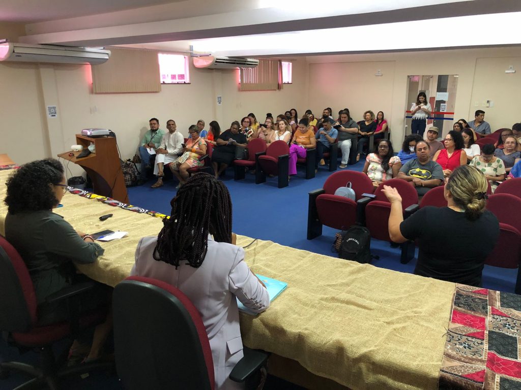 O encontro reuniu educadores e educadoras da rede municipal de Educação: ressignificar o 13 de Maio, dia da Lei Áurea, como data de luta, não de comemoração