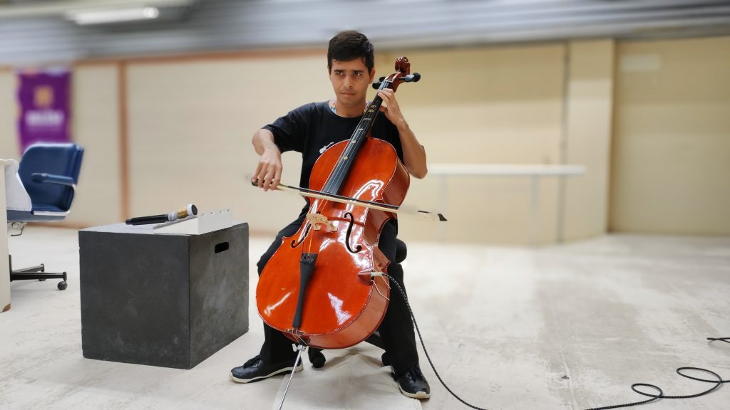 Aluno do curso de Música da Uepa e portador de TEA, Carlos Furtado arrancou muitos aplausos do público presente, com músicas nacionais e regionais