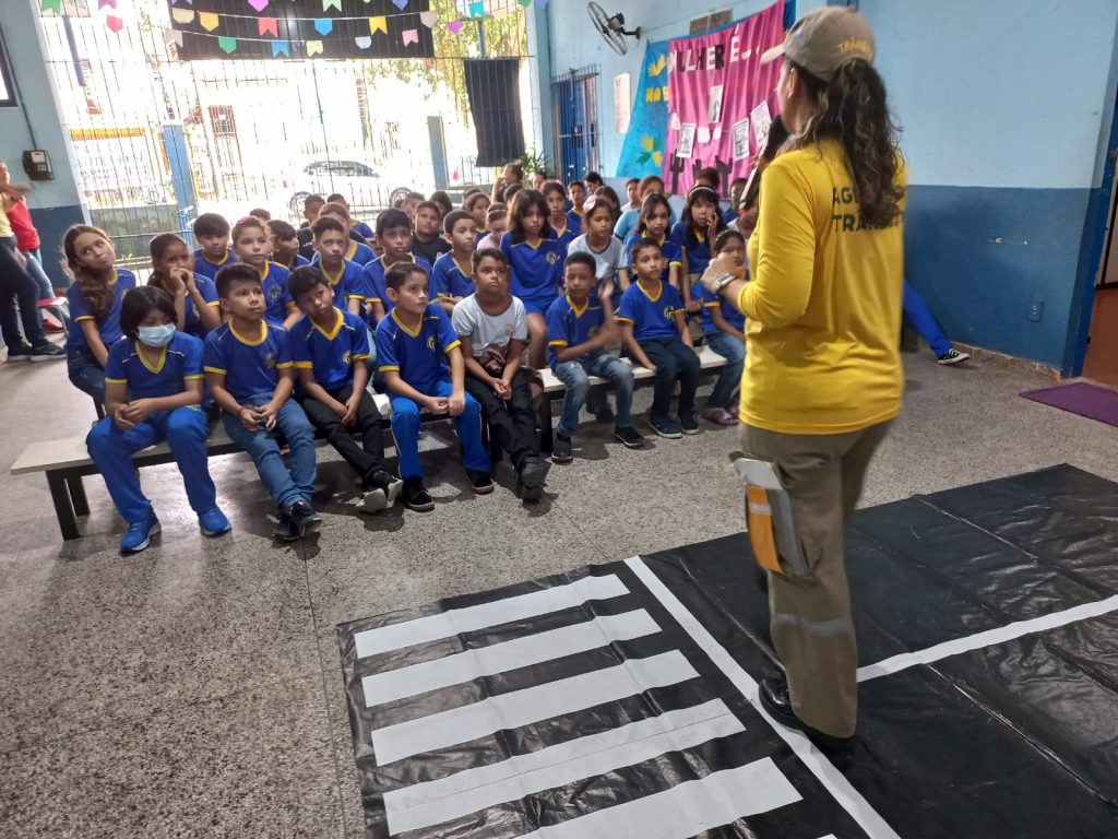 A equipe de Educação para o Trânsito conversou com os alunos sobre atenção e segurança no trânsito