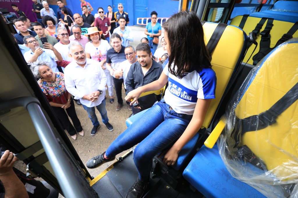 Autoridades acompanham a demonstração de acessibildade dos novos veículos escolares entregues à rede municipal de ensino.