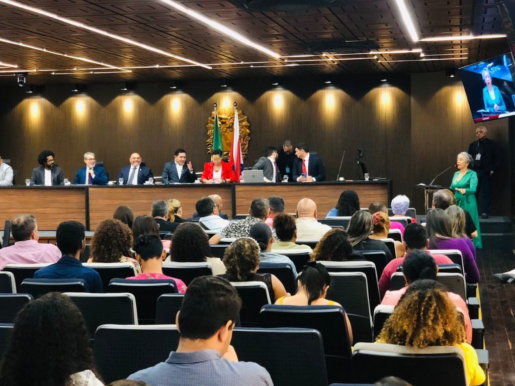 A secretária municipal de educação, Araceli Lemos, destacou os esforços da gestão para a segurança na rede municipal