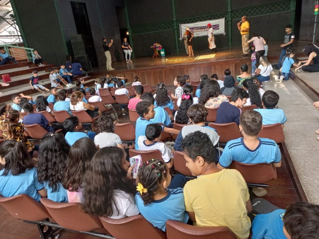 A ação foi realizada das 9h às 12h, e contou com a participação de 300 alunos da rede municipal de ensino no Teatro Gasômetro