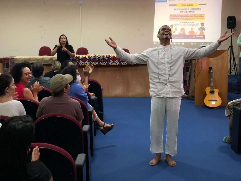 Acolhimento, na abertura, com poemas de Bruno de Menezes musicados pelo Sismube e conduzidos pelo professor Luciano Lira