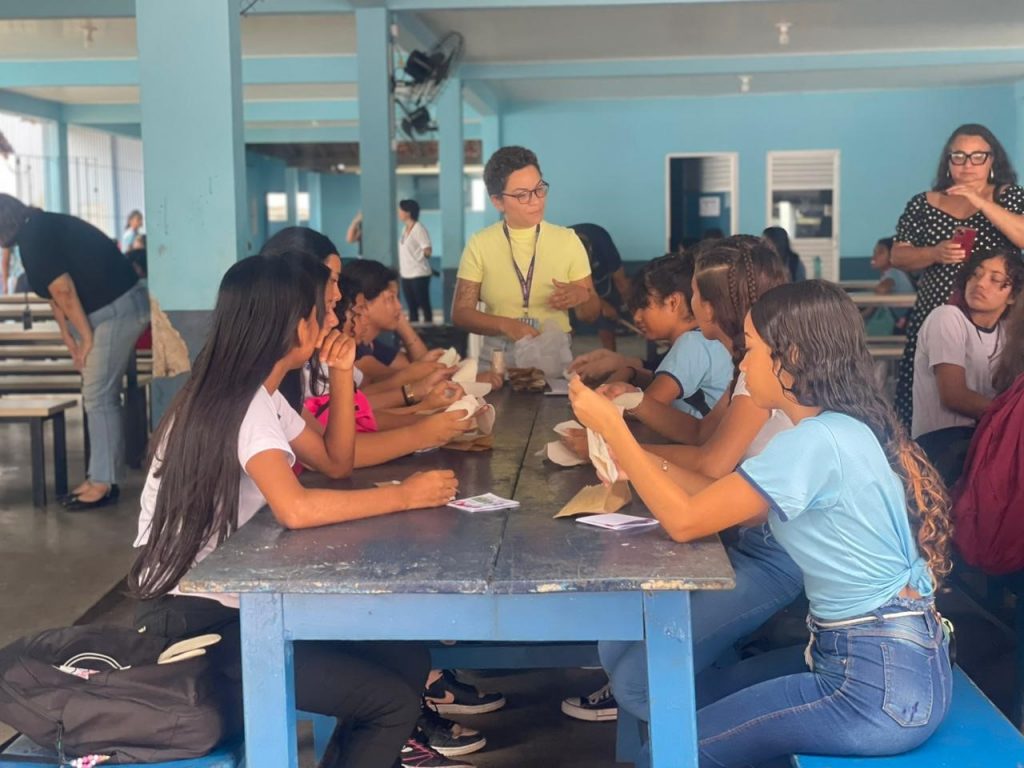 Alunas da Escola Municipal de Ensino Fundamental Maria Stelina Valmont durante a Roda de Conversa e Oficina de Absorventes Ecológicos