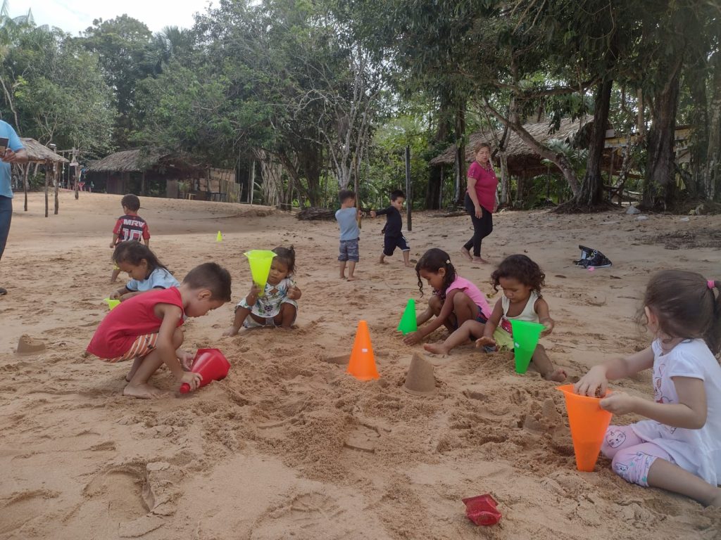 Na Escola Municipal de Educação do Campo (EMEC) Cotijuba as crianças tiveram uma manhã à beira da praia, com a participação de pais e mães