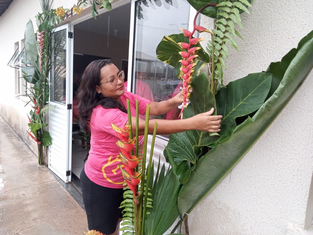 Carol Roldão, aluna de Floricultura, Jardinagem e Paisagismo, finaliza o arranjo floral para a chegada da comitiva