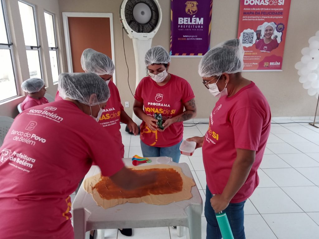 Alunas de Panificação preparam pão de rosas para demonstração à comitiva