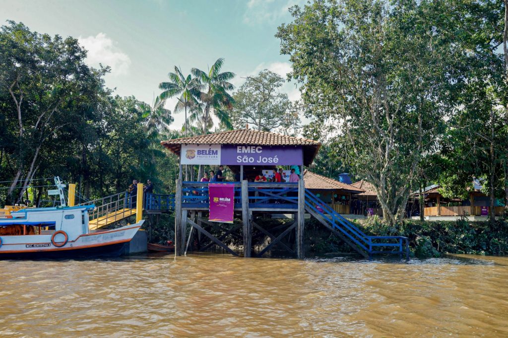 A escola São José está localizada às margens do rio Bijogó, na Ilha Grande. A unidade foi reconstruída pela Prefeitura de Belém, por meio da Semec.