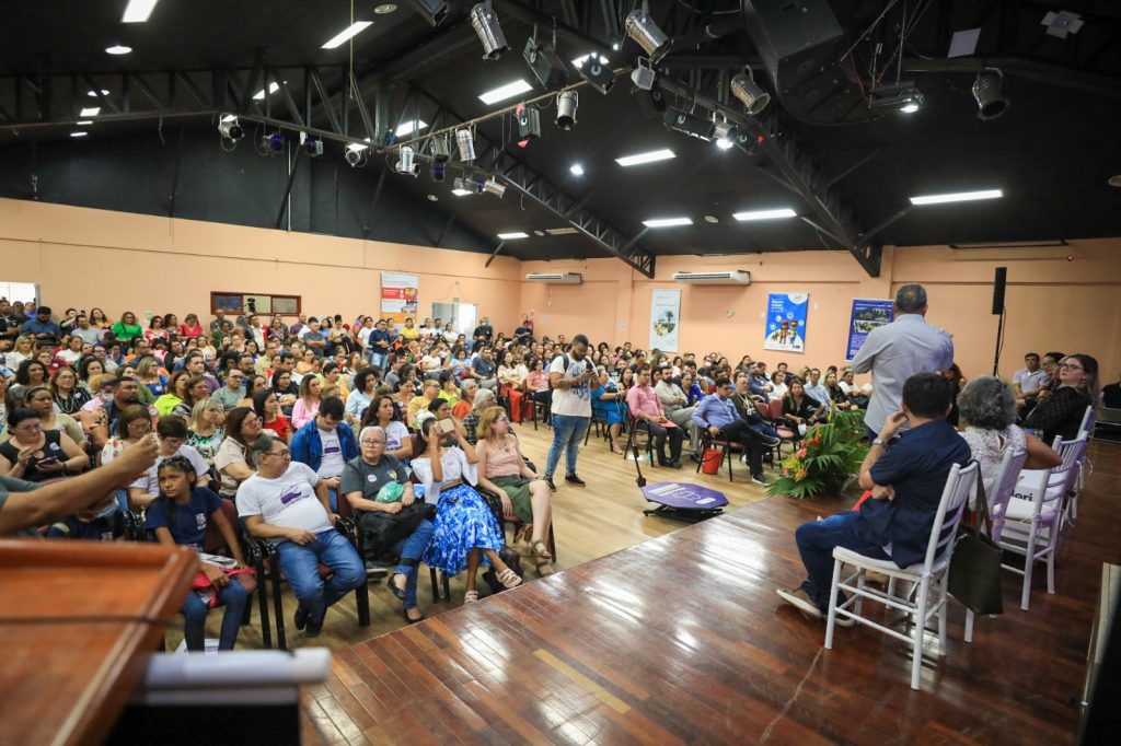 O Ver-A-Tech utiliza tecnologia, como aplicativos e outros meios, para ensinar matemática e outras disciplinas