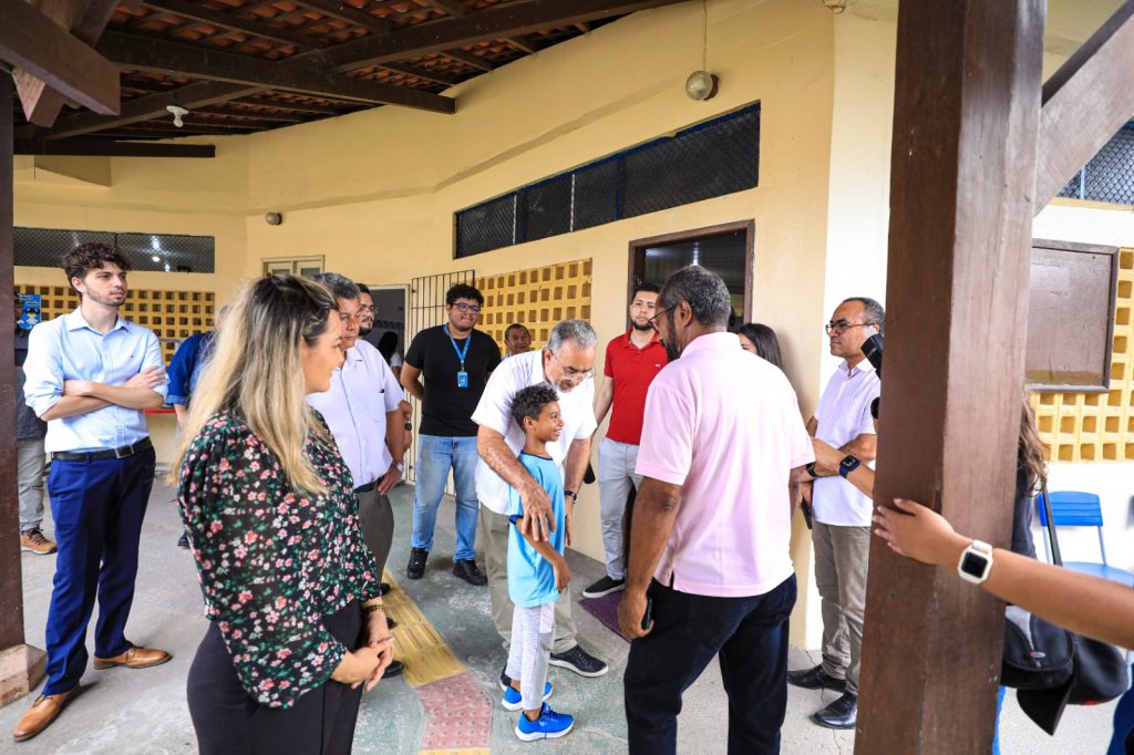 Comunidade escolar da EMEF Paulo Freire recepcionou o prefeito Edmilson Rodrigues, que visitou a unidade nesta quinta-feira,11.