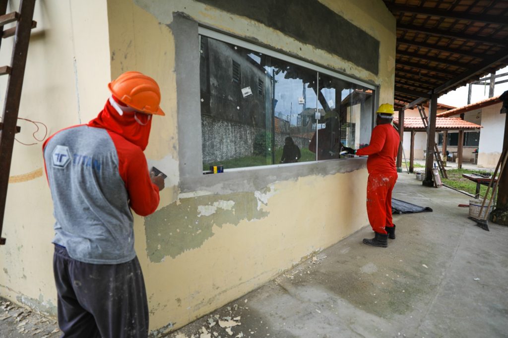 Obra na escola começou em fevereiro deste ano , com prazo de conclusão em dez meses.