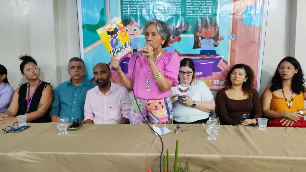 A secretária municipal de Educação, Araceli Lemos, falou sobre a ideia de produzir uma cartilha para subsidiar o trabalho pedagógico em relação à diversidade étnico-racial no contexto escolar.