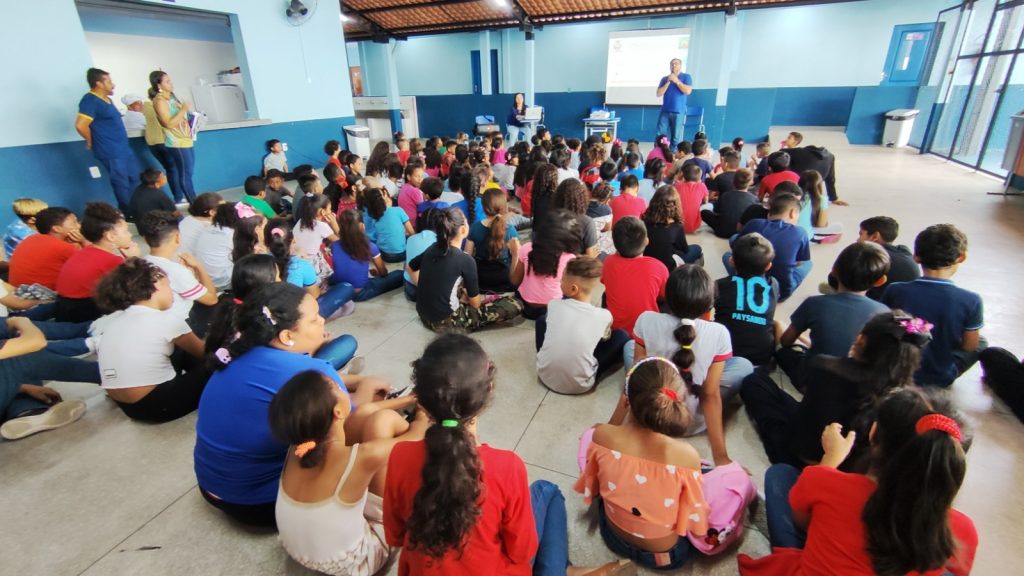 Estudantes da EMEF Comandante Klautau atentos à palestra do técnico e pedagogo do Tribunal de Justiça do Estado, Anderson Almeida.