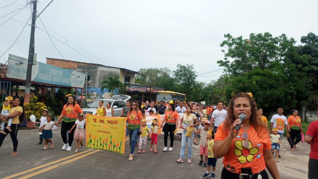 Professora Eliana Paixão (à direita) coordenou a caminhada, que deixou recado sobre a importância da denúncia no combate aos crimes contra as crianças.