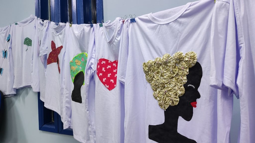 Trabalho de customização em camisetas feito pelos alunos da oficina da Ejai (Semec) foi exposto durante a certificação do curso