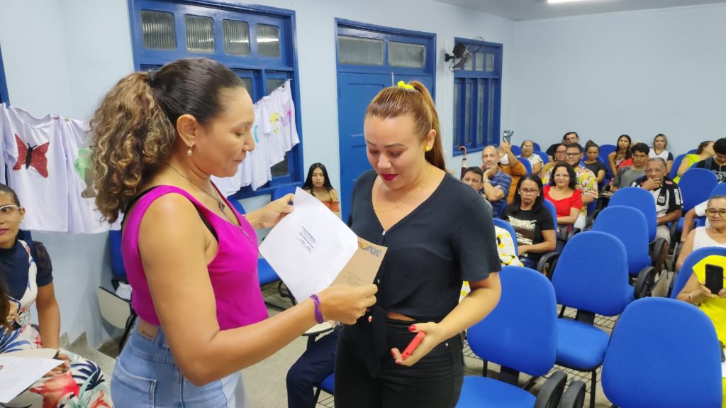 Certificados foram entregues a 12 estudantes da EJAI, entre 15 e 69 anos, que participaram da oficina de customização de camisetas