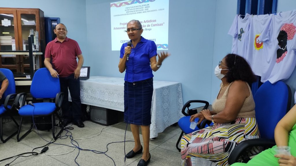 Alunas idosas participam das oficinas de customização de camisetas e recebem certificados