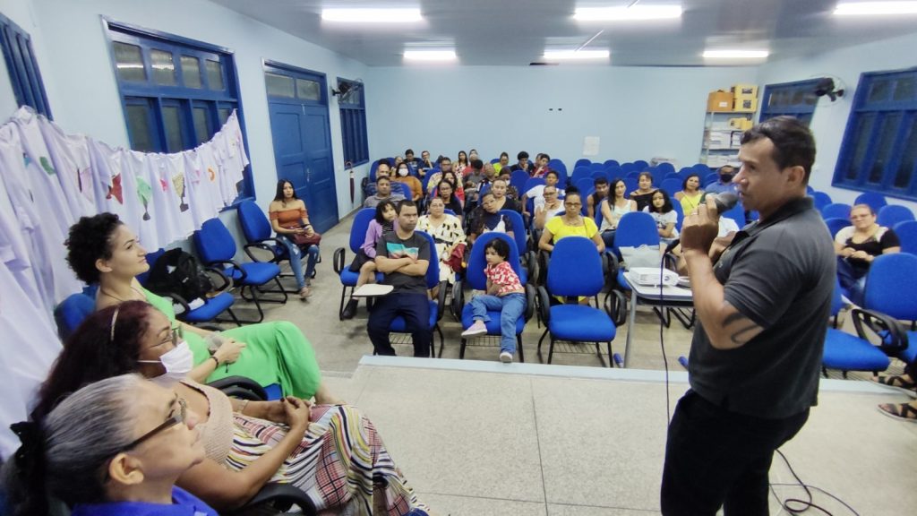 12 alunos da Escola Maria Luiza, da Sacramenta receberam certificados de participação na oficina de customização de camisetas