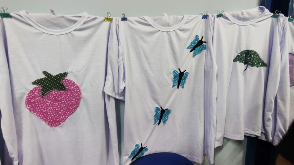 Camisas customizadas pelos alunos da oficina ofertada pela Coejai/Semec aos estudantes da Educação de Jovens, Adultos e Idosos