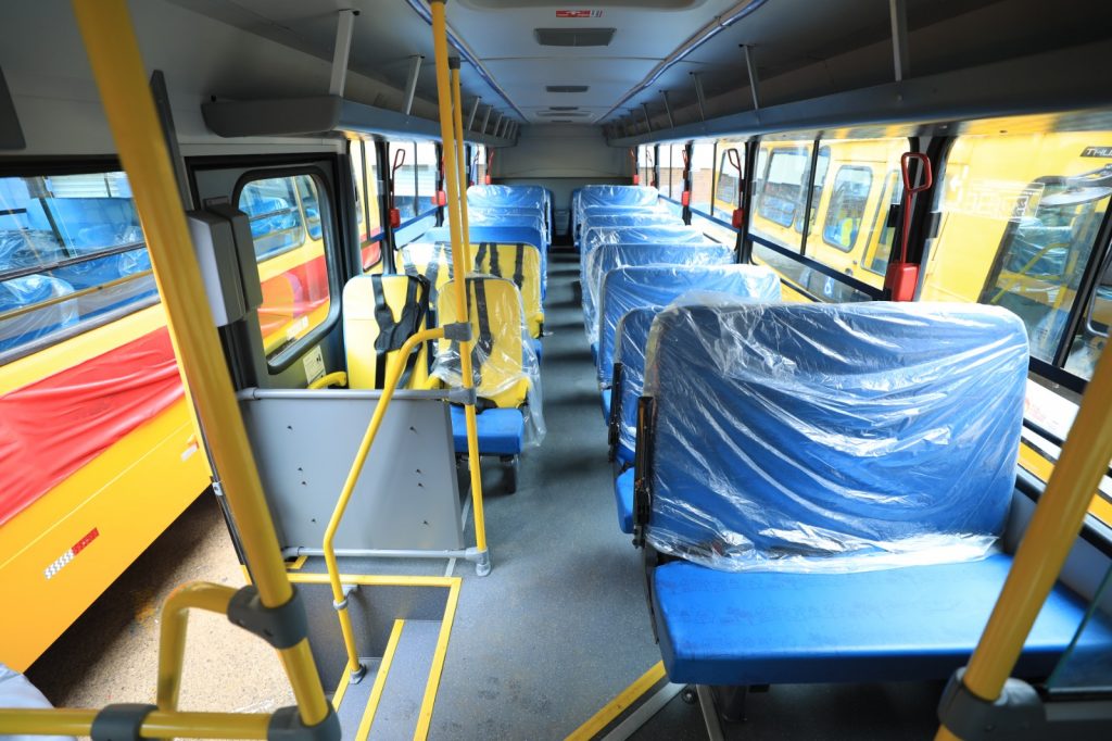 Dez dos novos ônibus têm capacidade para transporta 59 alunos sentados.