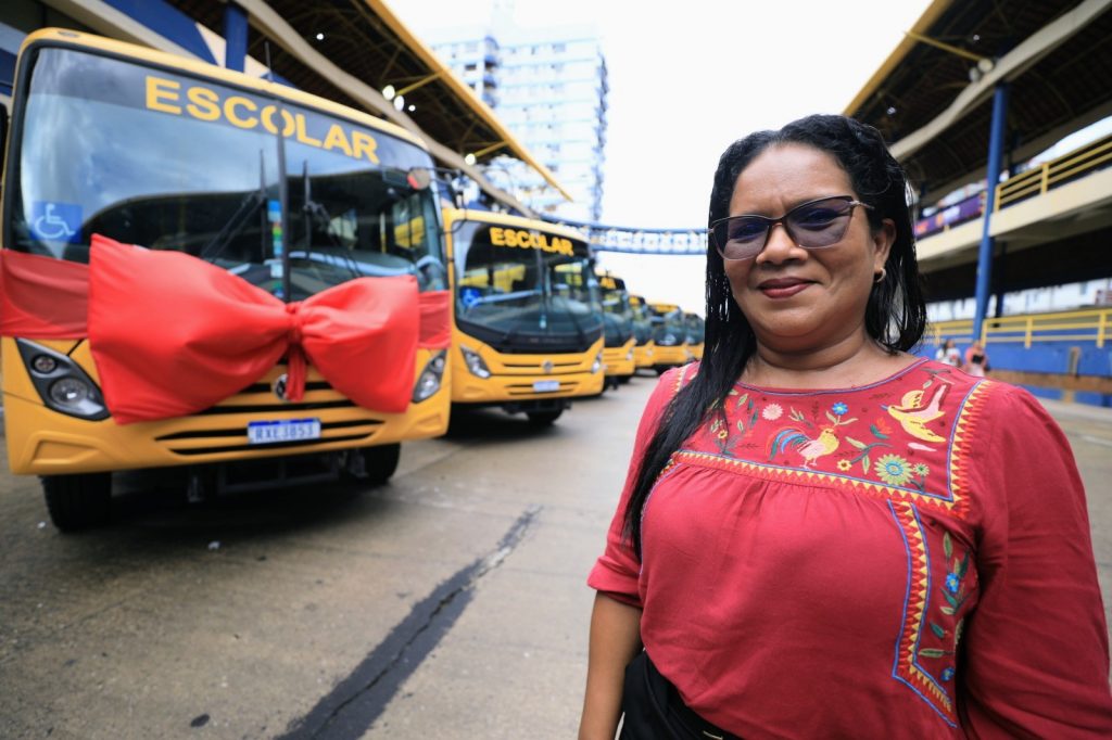 Cristiane Silva, gestora da EMEIF Lauro Chaves, de Mosqueiro, comemora a chegada de um novo ônibus para a unidade.