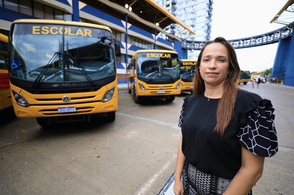 Alessandra Carvalho, gestora da Escola Municipal EMEC Maria Clemildes, na ilha de Caruaru, diz que oferecer mais conforto e segurança no transporte dos alunos era um sonho antigo.