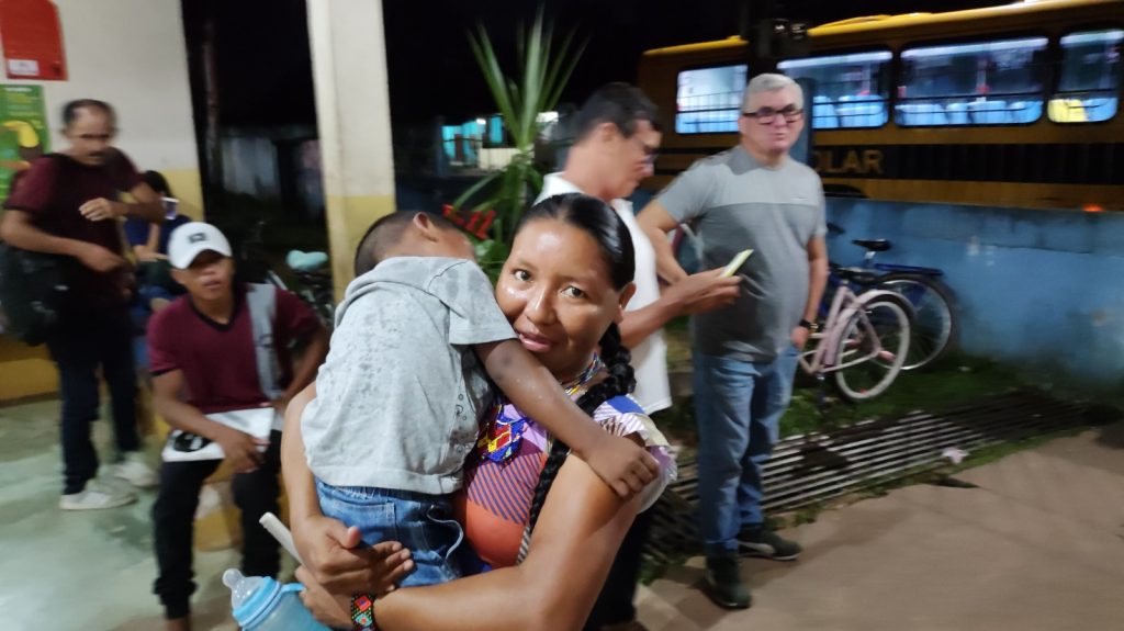 Estudante indígena chega com o filho à Escola Municipal Helder Fialho, em Outeiro, para mais uma noite de aula