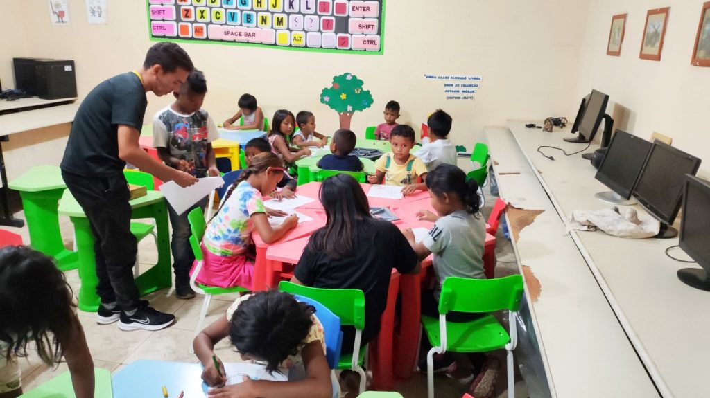 Equipe realiza atividades com as crianças Warao, enquanto os pais e mães estudam no EJAI