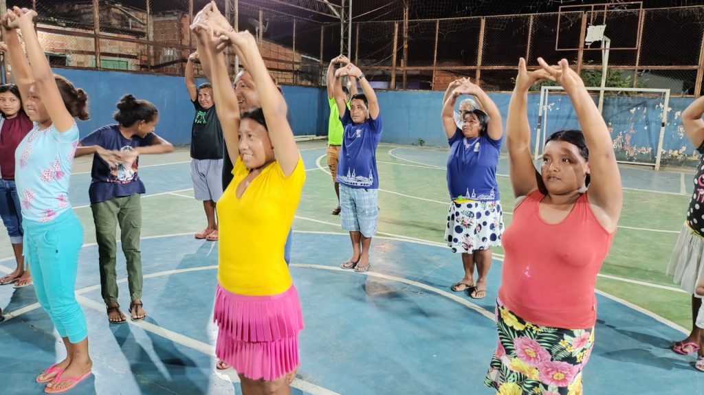 Alunos da Educação de Jovens, Adultos e Idosos também realizam atividade de educação física na Escola Municipal Helder Fialho
