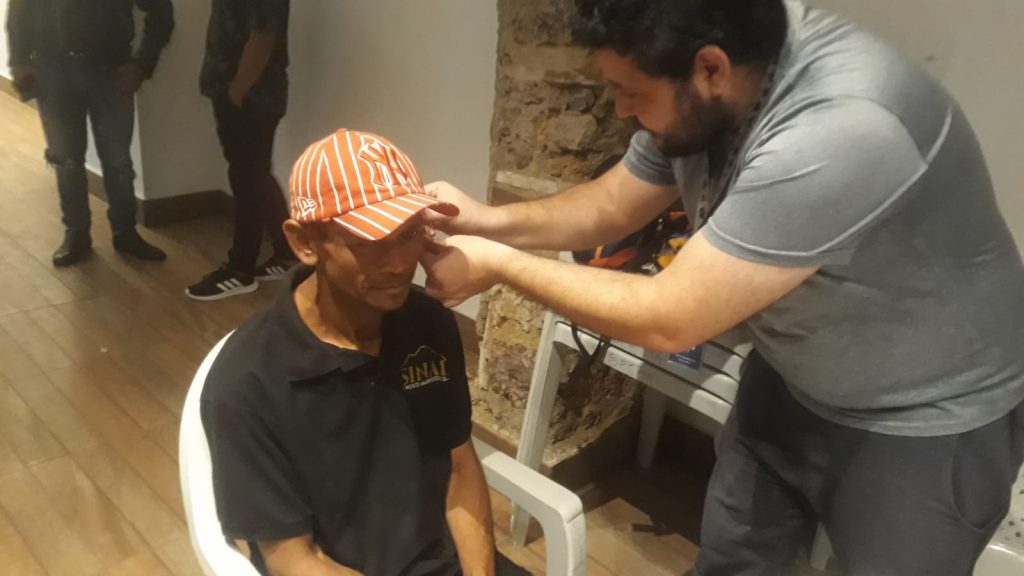 Anderson Oliveira recebe tratamento de auriculoterapia