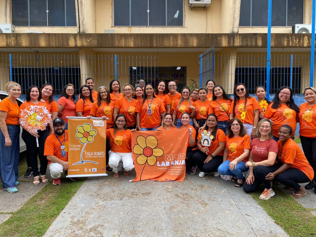 Profissionais da Sesma, ESF e profissionais de educação promoveram a caminhada de combate à violência sexual contra crianças e adolescentes na Quinta dos Paricás