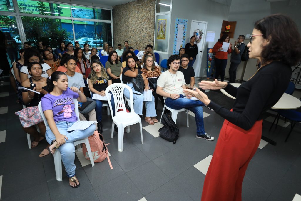 Secretária de Administração, Jurandir Novaes, orienta os novos estagiários que vão atuar na rede municipal de ensino com estudantes com deficiência