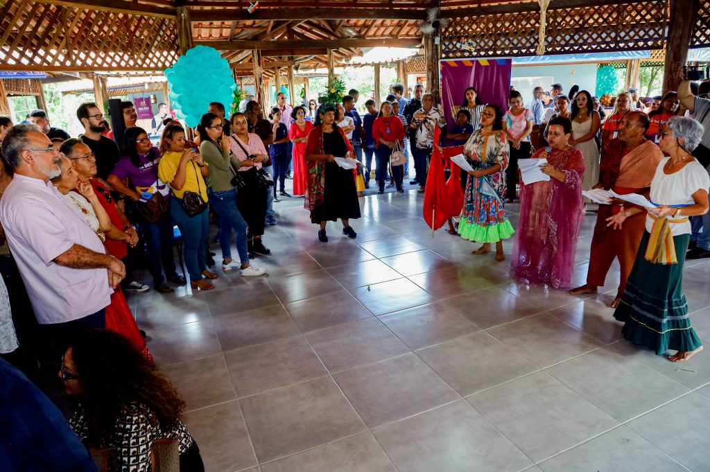 O prefeito de Belém, Edmilson Rodrigues, ao lado da secretária municipal de Educação, Araceli Lemos, inaugurou as novas dependências da escola São José, junto com outras autoridades