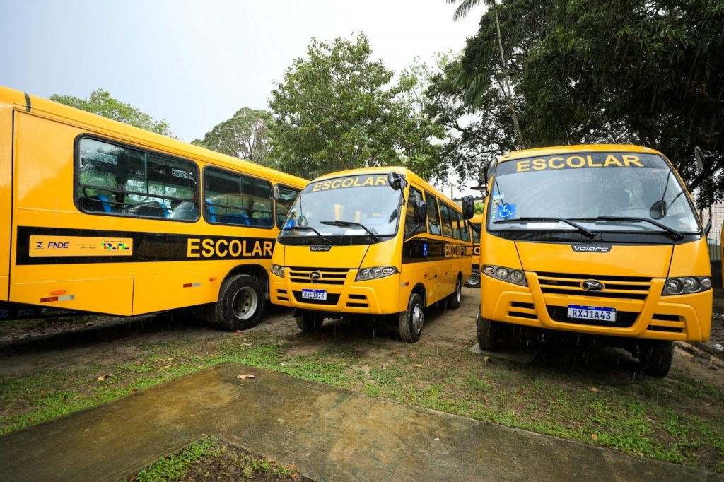 Os ônibus escolares são entregues nesta sexta-feira, 19, às unidades de ensino dos distritos administrativos do Daent, Damos, Daout, Daico e da região das ilhas.