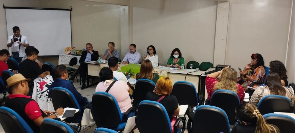 Representantes dos servidores e do governo municipal na rodada de negociação, nesta segunda-feira: compromisso de começar a convocar concursados e garantia de salário mínimo com todos os reajustes federais