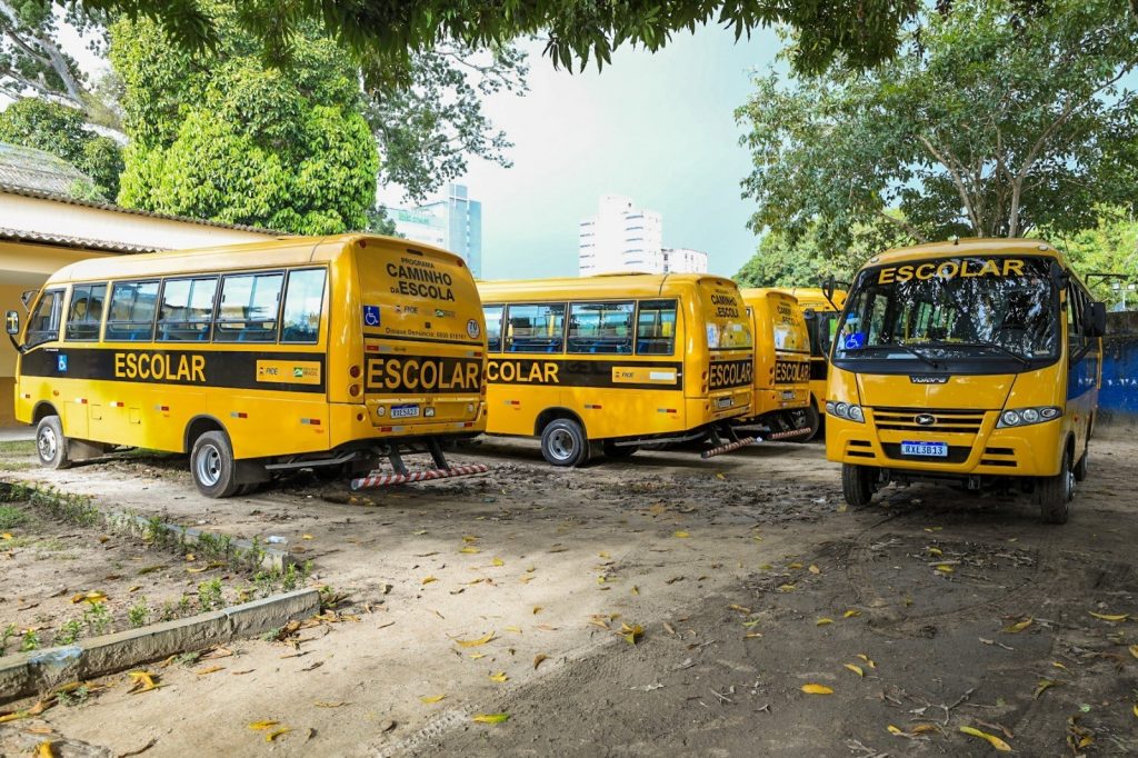 A frota de ônibus escolar conta com 20 ônibus, dos quais 17 para atender as unidades de ensino dos distritos e região das ilhas