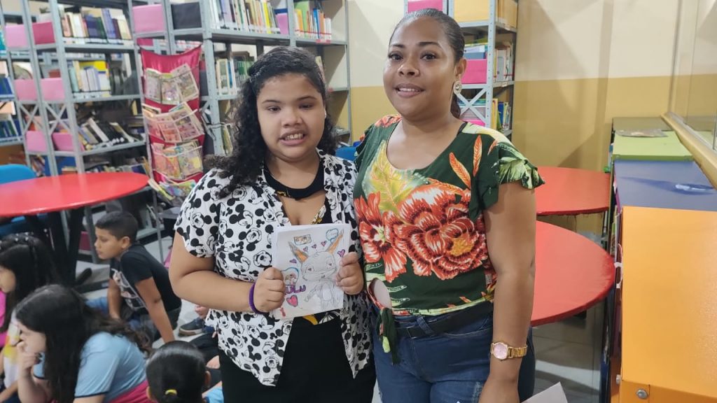 A dona de casa Suane Gomes da Costa, mãe da aluna Luana Costa agradece a acolhida que a filha recebeu na escola.