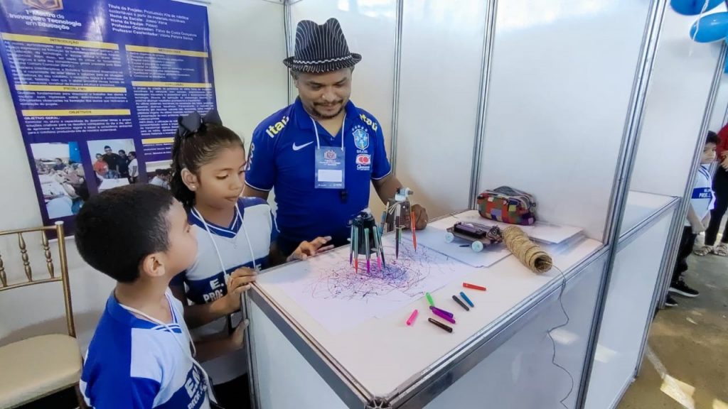 Alunos e professor desenvolveram o robô pintor.