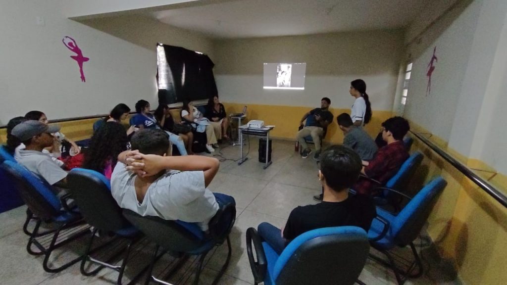 As oficinas são certificadas para que os jovens concluam o ensino fundamental com um conhecimento a mais, tanto na formação, quanto para compor um currículo profissional.