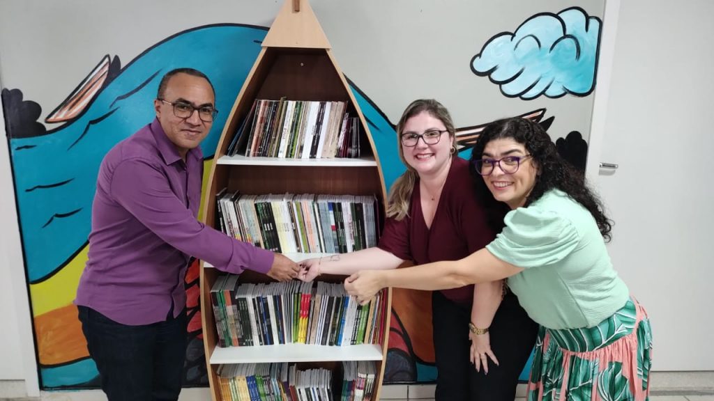 O secretário de Educação em execício, Laurimar Lemos, Jaqueline Rodrigues, diretora de Educação, e Andrea Cozzi, coordenadora do Sismube, no lançamento do Ponto de Leitura Igara Literária