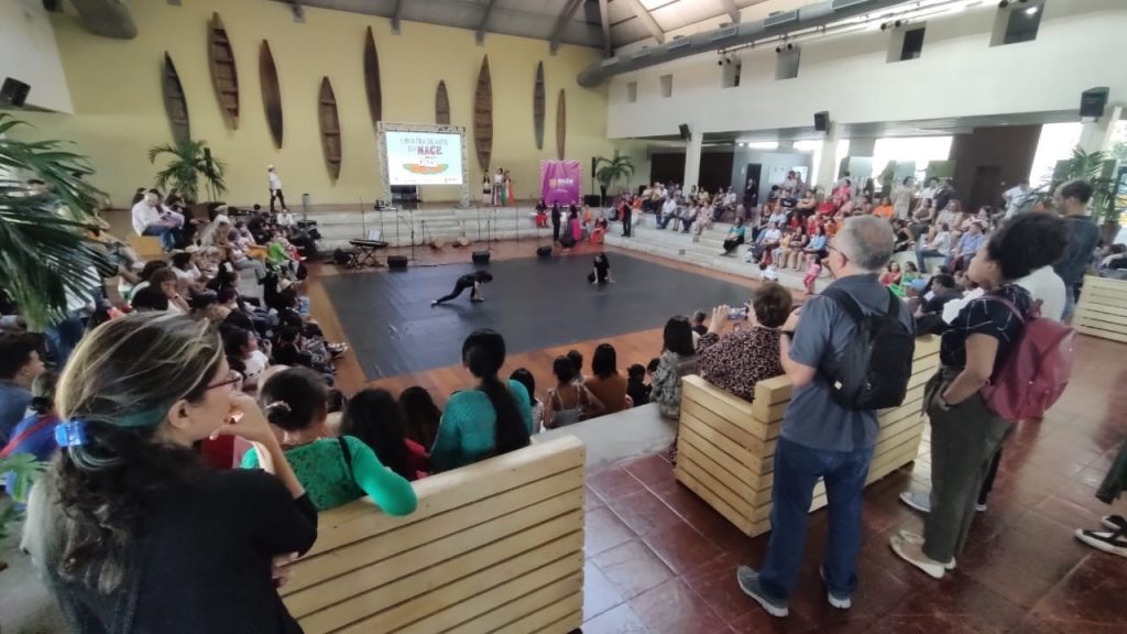 O público que estava visitando o espaço ficou encantado com os projetos desenvolvidos na educação pública municipal.