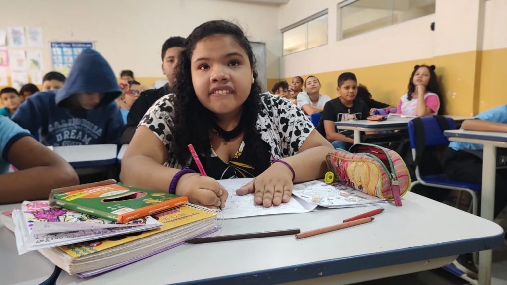 A estudante Luana Rebeca da Costa Mendes, com Transtorno do Espectro Autista (TEA), tem habilidade com desenhos animados, o que a ajudou a escrever sua história para o livro.